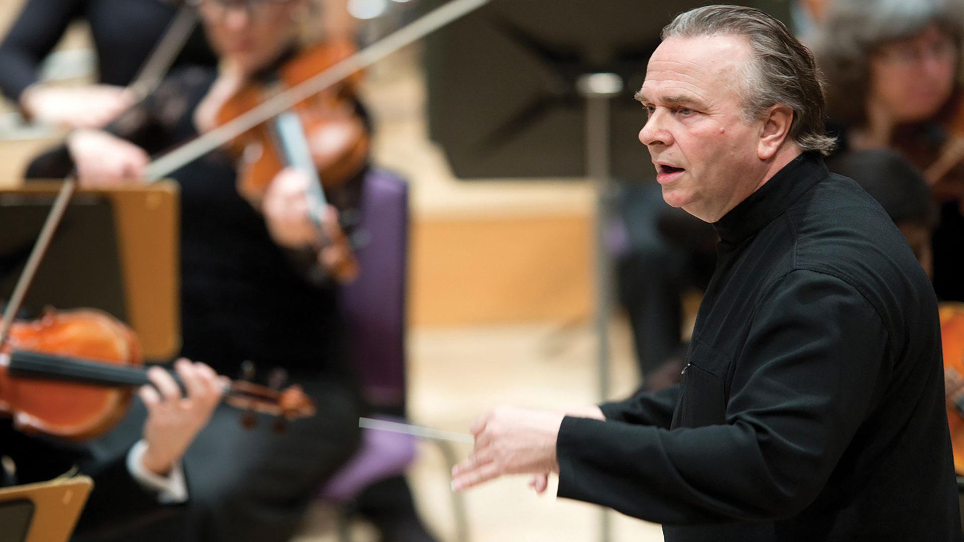 Sir-Mark-close-up-Halle-in-background-credit-Russell-Hart-.jpg