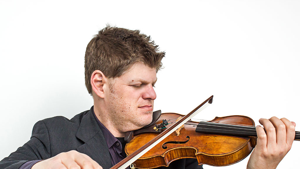 Headshot for conductor and violinist Guy Braunstein